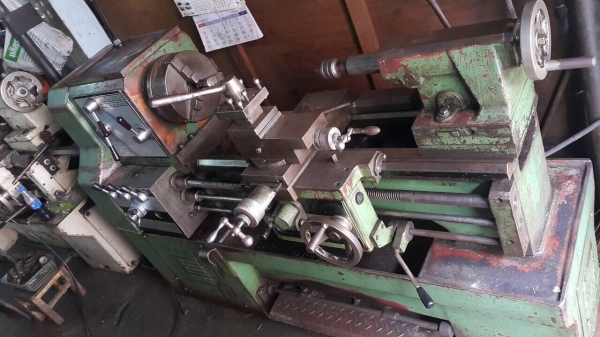 ขายเครื่องกลึง5ฟุตครึ่ง3เพลาเบรคใต้หวันลูกบิด