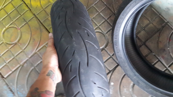ขายยาง สภาพดีเยี่ยม ของ17. 180กับ120 1คู่ ขายยาง สภาพดีเยี่ยม ของ17. 180กับ120 1คู่