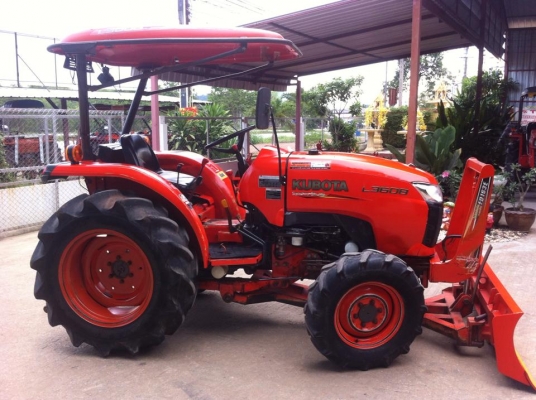 ขายรถไถ Kubota L3608(4WD) พร้อมใบมีดและผานพรวนช้าง รถไร่ สีเดิม พร้อมใช้งาน