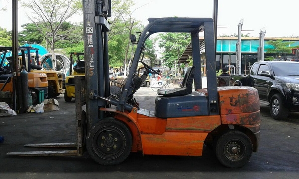 รถยก 3 ตัน เสาสูง 4 เมตร เครื่องดีเซล เกียร์ออโต้ รถสวยรถคาถูกสุดๆๆๆๆนะครับ