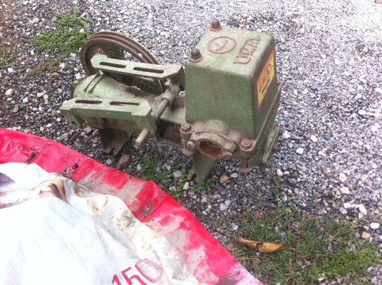 ปั๊มน้ำแบบลูกสูบชัก ยี่ห้อ U.M.A. ของอเมริกา ขนาด 1.5 นิ้ว ได้ปริมาณน้ำถึง 4000 ลิตร/ชั่วโมง