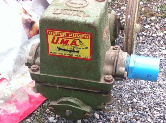 ปั๊มน้ำแบบลูกสูบชัก ยี่ห้อ U.M.A. ของอเมริกา ขนาด 1.5 นิ้ว ได้ปริมาณน้ำถึง 4000 ลิตร/ชั่วโมง