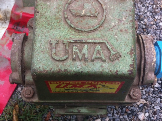 ปั๊มน้ำแบบลูกสูบชัก ยี่ห้อ U.M.A. ของอเมริกา ขนาด 1.5 นิ้ว ได้ปริมาณน้ำถึง 4000 ลิตร/ชั่วโมง
