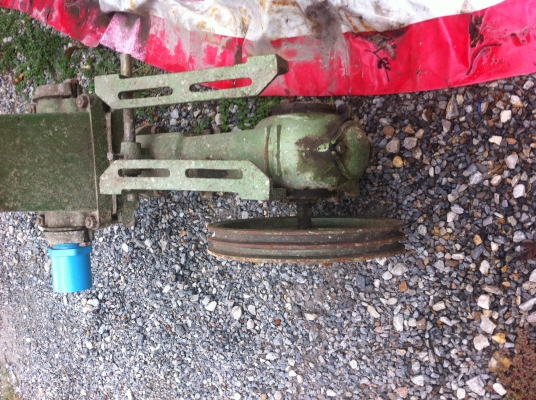 ปั๊มน้ำแบบลูกสูบชัก ยี่ห้อ U.M.A. ของอเมริกา ขนาด 1.5 นิ้ว ได้ปริมาณน้ำถึง 4000 ลิตร/ชั่วโมง