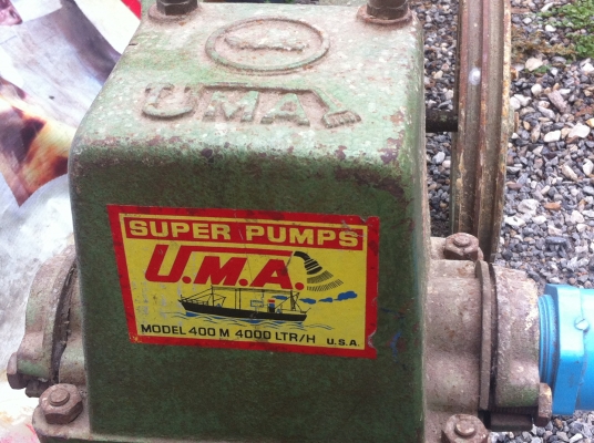 ปั๊มน้ำแบบลูกสูบชัก ยี่ห้อ U.M.A. ของอเมริกา ขนาด 1.5 นิ้ว ได้ปริมาณน้ำถึง 4000 ลิตร/ชั่วโมง