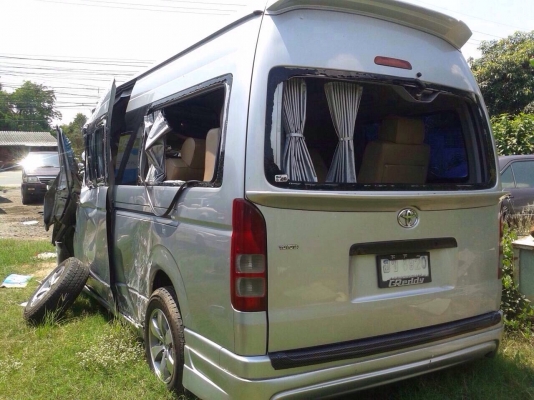 รถตู้คอมพิวเตอร์  ปี05 เครื่อง2KD 2500 โอนลอยๆเเยกขายทั้งหมดเครื่องเกียรสมบูรณ์มาก