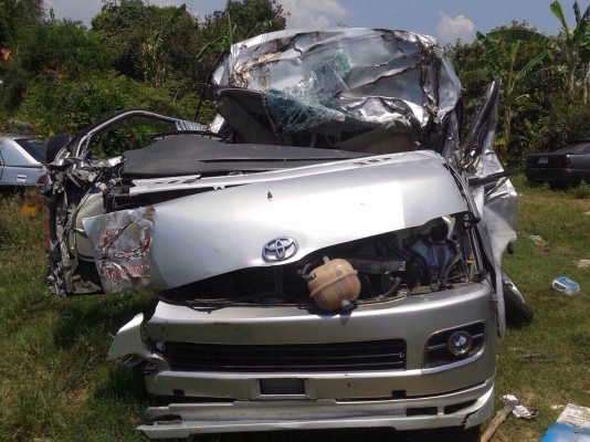 รถตู้คอมพิวเตอร์  ปี05 เครื่อง2KD 2500 โอนลอยๆเเยกขายทั้งหมดเครื่องเกียรสมบูรณ์มาก