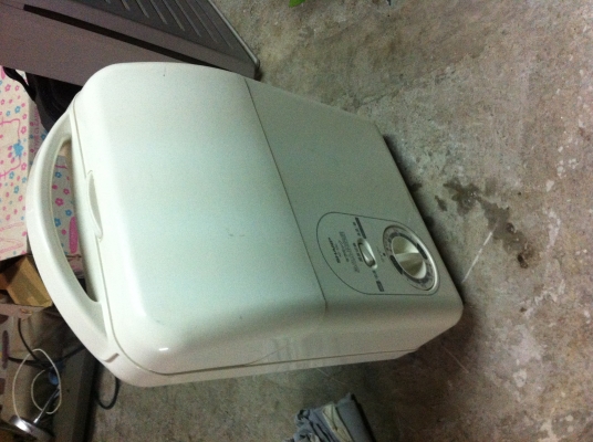 เครื่องเป่าและอบผ้าด้วยความร้อน SHARP ของใหม่มีอุปกรณ์ครบ แค่เอาเสื้อผ้าหรือวัสดุอื่นๆที่ต้องการอบแห้งใส่ถุงที่ให้