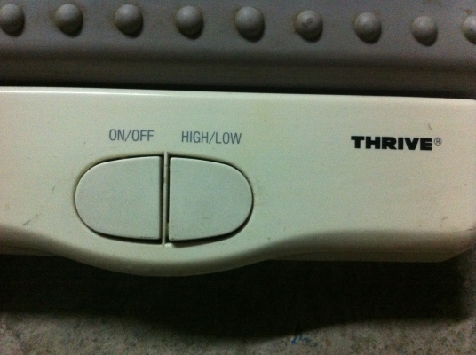 เครื่องนวดเท้าแบบสั่น THRIVE ปรับโหมด ช้า- เร็วได้  ส่วนที่วางเท้าเป็นปุ่้มยางช่วยนวด