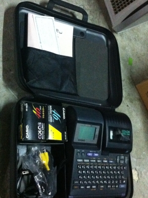 เครื่องพิมพ์แถบสติกเกอร์ CASIO นำไปพิมพ์ข้อมูลต่างๆติดตามตู้ไฟไฟต่างๆหรืออื่นได้หมด ครบชุดพร้อมกระเป๋าเก็บ และ ม้วนสติกเกอร์อีก 3 ม้วน