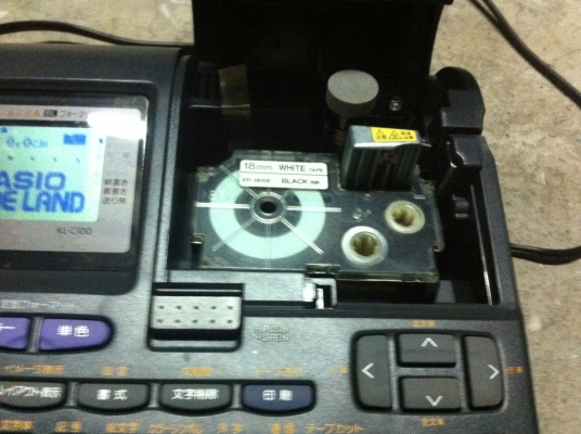 เครื่องพิมพ์แถบสติกเกอร์ CASIO นำไปพิมพ์ข้อมูลต่างๆติดตามตู้ไฟไฟต่างๆหรืออื่นได้หมด ครบชุดพร้อมกระเป๋าเก็บ และ ม้วนสติกเกอร์อีก 3 ม้วน