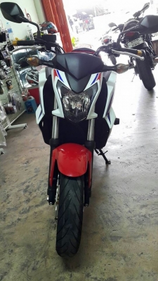 CB 650 F ปี 14 สีไตร วิ่ง 8,xxx ของแต่พอมีครับ สดมากเครื่องสมบูรณ์สุด