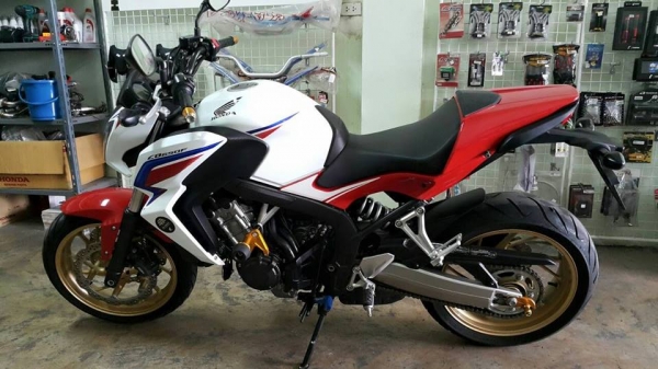 CB 650 F ปี 14 สีไตร วิ่ง 8,xxx ของแต่พอมีครับ สดมากเครื่องสมบูรณ์สุด