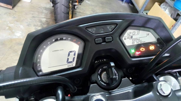 CB 650 F ปี 14 สีไตร วิ่ง 8,xxx ของแต่พอมีครับ สดมากเครื่องสมบูรณ์สุด