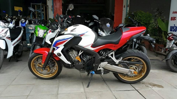 CB 650 F ปี 14 สีไตร วิ่ง 8,xxx ของแต่พอมีครับ สดมากเครื่องสมบูรณ์สุด
