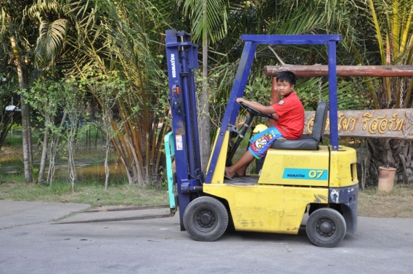 ขายFORKLIFT KOMATSU (0.7ตัน)(เสาสูง3เมตร)สวยเดิมจากญี่ปุ่น ยังไม่เคยใช้ในไทย ขนย้ายง่าย 89,000เท่านั้น!!