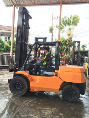 TOYOTA 7FDA50 ขนาด 5000 kg เสายกสูง 5500 mm เครื่องยนต์ 14z Diesel engine เกียร์ ออโต้ อุปกรณ์ หนีบทรงเหลี่ยม TOYOTA 7FDA50 ขนาด 5000 kg เสายกสูง 5500 mm เครื่องยนต์ 14z Diesel engine เกียร์ ออโต้ อุปกรณ์ หนีบทรงเหลี่ยม