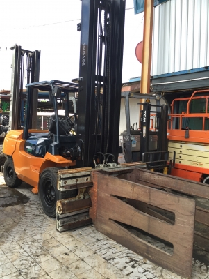 TOYOTA 7FDA50 ขนาด 5000 kg เสายกสูง 5500 mm เครื่องยนต์ 14z Diesel engine เกียร์ ออโต้ อุปกรณ์ หนีบทรงเหลี่ยม TOYOTA 7FDA50 ขนาด 5000 kg เสายกสูง 5500 mm เครื่องยนต์ 14z Diesel engine เกียร์ ออโต้ อุปกรณ์ หนีบทรงเหลี่ยม