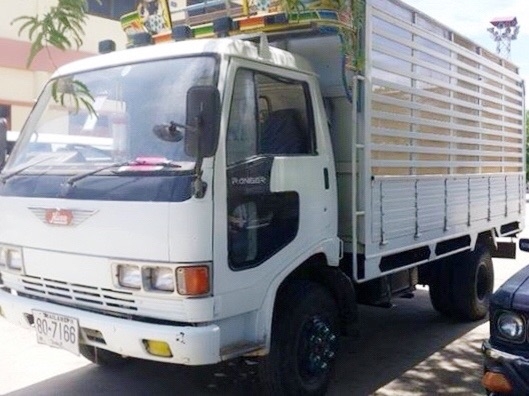 HINO FC 112A - 117 HP WO4D หกล้อดั๊มพ์ กระบะดั๊มพ์เหล็ก 4 ตันความยาว 4.00 เมตรคอกสูงเกษตรสภาพสวยพร้ิมบรรทุกหนักได้เลยครับ เครื่องยนต์แน่นดีแรงดีไม่มีเยิ้มครับ ภายในห้องเก๋งสะอาดสวยคอนโซลครบพร้อม พวงมาลัยเพาเวอร์ ช่วงล่างแน่นหนึบคัชซีสวยมากไม่มีบวมเลยครับ