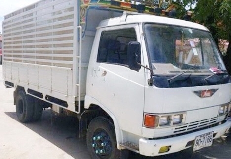 HINO FC 112A - 117 HP WO4D หกล้อดั๊มพ์ กระบะดั๊มพ์เหล็ก 4 ตันความยาว 4.00 เมตรคอกสูงเกษตรสภาพสวยพร้ิมบรรทุกหนักได้เลยครับ เครื่องยนต์แน่นดีแรงดีไม่มีเยิ้มครับ ภายในห้องเก๋งสะอาดสวยคอนโซลครบพร้อม พวงมาลัยเพาเวอร์ ช่วงล่างแน่นหนึบคัชซีสวยมากไม่มีบวมเลยครับ
