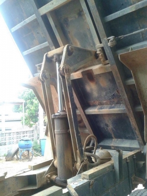 ISUZU NRR 185 HP 6BF1 หกล้อดั๊มพ์ กระบะดั๊มพ์เหล็ก 4 ตันความยาว 3.50 เมตรสภาพสวยพร้อมบรรทุกหนักได้เลย เครื่องยนต์แรงดีไม่มีเยิ้ม เกียร์ร็อก ภายในเก๋งคอนโซลครบพร้อม พวงมาลัยเพาเวอร์ ช่วงล่างแน่นคัชซีไม่มีบวม ยาง 8.25 ขอบ 16 สภาพดีประมาณ 60\% เอกสารทะเบียนคร