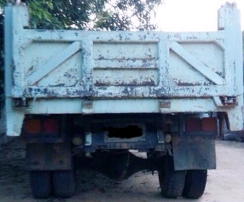 ISUZU NRR 185 HP 6BF1 หกล้อดั๊มพ์ กระบะดั๊มพ์เหล็ก 4 ตันความยาว 3.50 เมตรสภาพสวยพร้อมบรรทุกหนักได้เลย เครื่องยนต์แรงดีไม่มีเยิ้ม เกียร์ร็อก ภายในเก๋งคอนโซลครบพร้อม พวงมาลัยเพาเวอร์ ช่วงล่างแน่นคัชซีไม่มีบวม ยาง 8.25 ขอบ 16 สภาพดีประมาณ 60\% เอกสารทะเบียนคร