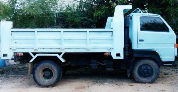 ISUZU NRR 185 HP 6BF1 หกล้อดั๊มพ์ กระบะดั๊มพ์เหล็ก 4 ตันความยาว 3.50 เมตรสภาพสวยพร้อมบรรทุกหนักได้เลย เครื่องยนต์แรงดีไม่มีเยิ้ม เกียร์ร็อก ภายในเก๋งคอนโซลครบพร้อม พวงมาลัยเพาเวอร์ ช่วงล่างแน่นคัชซีไม่มีบวม ยาง 8.25 ขอบ 16 สภาพดีประมาณ 60\% เอกสารทะเบียนคร