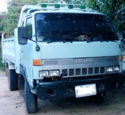 ISUZU NRR 185 HP 6BF1 หกล้อดั๊มพ์ กระบะดั๊มพ์เหล็ก 4 ตันความยาว 3.50 เมตรสภาพสวยพร้อมบรรทุกหนักได้เลย เครื่องยนต์แรงดีไม่มีเยิ้ม เกียร์ร็อก ภายในเก๋งคอนโซลครบพร้อม พวงมาลัยเพาเวอร์ ช่วงล่างแน่นคัชซีไม่มีบวม ยาง 8.25 ขอบ 16 สภาพดีประมาณ 60\% เอกสารทะเบียนคร