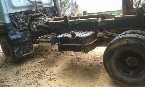 ISUZU NRR 185 HP 6BF1 หกล้อดั๊มพ์ กระบะดั๊มพ์เหล็ก 4 ตันความยาว 3.50 เมตรสภาพสวยพร้อมบรรทุกหนักได้เลย เครื่องยนต์แรงดีไม่มีเยิ้ม เกียร์ร็อก ภายในเก๋งคอนโซลครบพร้อม พวงมาลัยเพาเวอร์ ช่วงล่างแน่นคัชซีไม่มีบวม ยาง 8.25 ขอบ 16 สภาพดีประมาณ 60\% เอกสารทะเบียนคร