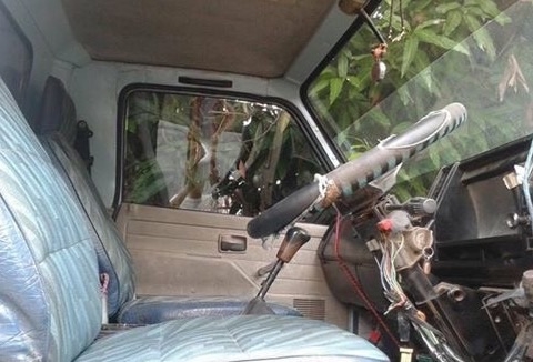 ISUZU NRR 185 HP 6BF1 หกล้อดั๊มพ์ กระบะดั๊มพ์เหล็ก 4 ตันความยาว 3.50 เมตรสภาพสวยพร้อมบรรทุกหนักได้เลย เครื่องยนต์แรงดีไม่มีเยิ้ม เกียร์ร็อก ภายในเก๋งคอนโซลครบพร้อม พวงมาลัยเพาเวอร์ ช่วงล่างแน่นคัชซีไม่มีบวม ยาง 8.25 ขอบ 16 สภาพดีประมาณ 60\% เอกสารทะเบียนคร