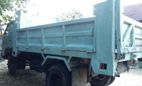 ISUZU NRR 185 HP 6BF1 หกล้อดั๊มพ์ กระบะดั๊มพ์เหล็ก 4 ตันความยาว 3.50 เมตรสภาพสวยพร้อมบรรทุกหนักได้เลย เครื่องยนต์แรงดีไม่มีเยิ้ม เกียร์ร็อก ภายในเก๋งคอนโซลครบพร้อม พวงมาลัยเพาเวอร์ ช่วงล่างแน่นคัชซีไม่มีบวม ยาง 8.25 ขอบ 16 สภาพดีประมาณ 60\% เอกสารทะเบียนคร