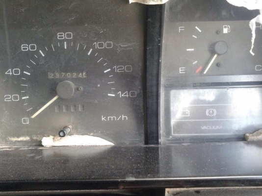 ISUZU NRR 185 HP 6BF1 หกล้อดั๊มพ์ กระบะดั๊มพ์เหล็ก 4 ตันความยาว 3.50 เมตรสภาพสวยพร้อมบรรทุกหนักได้เลย เครื่องยนต์แรงดีไม่มีเยิ้ม เกียร์ร็อก ภายในเก๋งคอนโซลครบพร้อม พวงมาลัยเพาเวอร์ ช่วงล่างแน่นคัชซีไม่มีบวม ยาง 8.25 ขอบ 16 สภาพดีประมาณ 60\% เอกสารทะเบียนคร