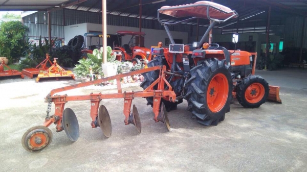 ขายรถไถKubota L4508DI (4WD) พร้อมใบมีดหน้าและผานบุกเบิกช้าง รถไร่ สีเดิมพร้อมใช้งาน
