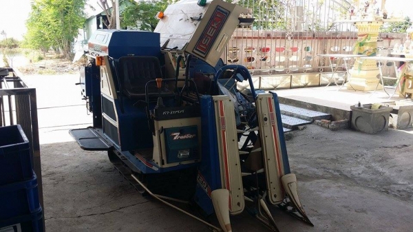 รถเกี่ยวข้าวพร้อมนวดข้าวในตัว แบบนั่งขับ เก่าญี่ปุ่น  ISEKI  Frontier 120 สภาพสวย เครื่องยนต์ติดง่ายพร้อมใช้งาน ไม่เคยใช้งานในไทย