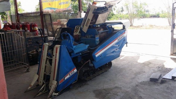 รถเกี่ยวข้าวพร้อมนวดข้าวในตัว แบบนั่งขับ เก่าญี่ปุ่น  ISEKI  Frontier 120 สภาพสวย เครื่องยนต์ติดง่ายพร้อมใช้งาน ไม่เคยใช้งานในไทย