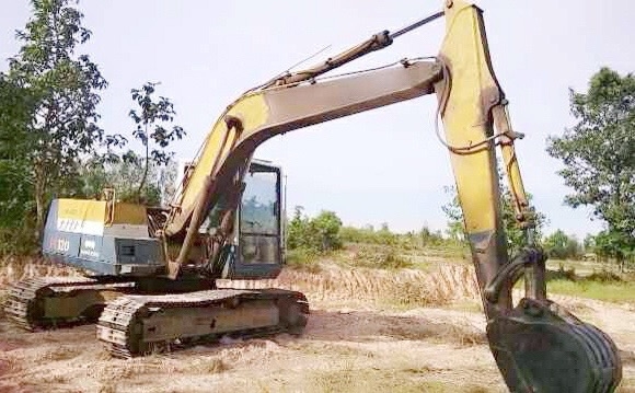 KOMATSU PC 120-5 เครื่องยนต์เดิมๆปั๊มเดิมแรงดีทำงานเร็วไม่โหลดครับ ภายในห้องเก๋งคอนโทรลยาว ใช้งานได้คล่องตัวดีครับ ภายนอกบอดี้สวย บูมอาร์มมีปะนิดหน่อยครับ ช่วงล่างเอวแน่น เฟลมสวยไม่มีผุ สป๊อกเก็ตเต็มดี โรลเลอร์โซ่ใบแทรกสภาพดีประมาณ 60\% พร้อมใช้งาน เอกสารส