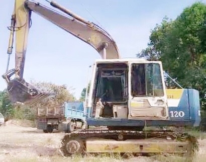 KOMATSU PC 120-5 เครื่องยนต์เดิมๆปั๊มเดิมแรงดีทำงานเร็วไม่โหลดครับ ภายในห้องเก๋งคอนโทรลยาว ใช้งานได้คล่องตัวดีครับ ภายนอกบอดี้สวย บูมอาร์มมีปะนิดหน่อยครับ ช่วงล่างเอวแน่น เฟลมสวยไม่มีผุ สป๊อกเก็ตเต็มดี โรลเลอร์โซ่ใบแทรกสภาพดีประมาณ 60\% พร้อมใช้งาน เอกสารส