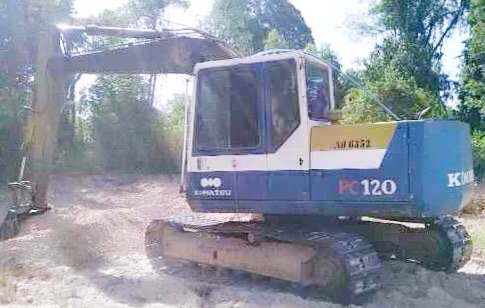 KOMATSU PC 120-5 เครื่องยนต์เดิมๆปั๊มเดิมแรงดีทำงานเร็วไม่โหลดครับ ภายในห้องเก๋งคอนโทรลยาว ใช้งานได้คล่องตัวดีครับ ภายนอกบอดี้สวย บูมอาร์มมีปะนิดหน่อยครับ ช่วงล่างเอวแน่น เฟลมสวยไม่มีผุ สป๊อกเก็ตเต็มดี โรลเลอร์โซ่ใบแทรกสภาพดีประมาณ 60\% พร้อมใช้งาน เอกสารส