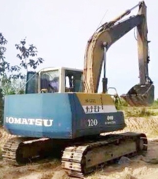 KOMATSU PC 120-5 เครื่องยนต์เดิมๆปั๊มเดิมแรงดีทำงานเร็วไม่โหลดครับ ภายในห้องเก๋งคอนโทรลยาว ใช้งานได้คล่องตัวดีครับ ภายนอกบอดี้สวย บูมอาร์มมีปะนิดหน่อยครับ ช่วงล่างเอวแน่น เฟลมสวยไม่มีผุ สป๊อกเก็ตเต็มดี โรลเลอร์โซ่ใบแทรกสภาพดีประมาณ 60\% พร้อมใช้งาน เอกสารส