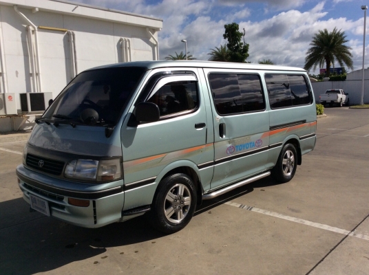 ขายรถตู้หัวจรวด ปี95 เครื่องคัสต้อม 2RZ เกียร์ออโต้ ติดแก๊สLPG เพาเวอร์ ภายในสวยๆสะอาดทำใหม่ทั้งคัน แอร์ไมโครบัสแอร์ราวหลังพร้อม เบาะหลัง4แถวสวยไม่มีขาด วิทยุCDพร้อมจอ9&quot;หน้าหลังดูหนังได้เลยครับ ม่านรอบคัน ตัวถังสีเงามีริ้วรอยบ้าง แม็ก15&quot; รถขับดี