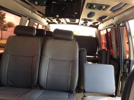 ขายรถตู้หัวจรวด ปี95 เครื่องคัสต้อม 2RZ เกียร์ออโต้ ติดแก๊สLPG เพาเวอร์ ภายในสวยๆสะอาดทำใหม่ทั้งคัน แอร์ไมโครบัสแอร์ราวหลังพร้อม เบาะหลัง4แถวสวยไม่มีขาด วิทยุCDพร้อมจอ9&quot;หน้าหลังดูหนังได้เลยครับ ม่านรอบคัน ตัวถังสีเงามีริ้วรอยบ้าง แม็ก15&quot; รถขับดี
