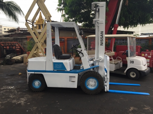 ขาย:nissan EH02A25U  ขนาด 2.5 ตัน เสายกสูง 3.0 เมตร เครื่องยนต์ ดีเซล sd25 nissan  เกียร์ออโต้ งาสไลด์ซ้ายขวา สภาพดีมากๆ