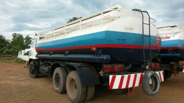 ขายรถสิบล้อF18เครือง185แรงรถนํ้ามัน15000ลิตรโหลดลาง5ชอง