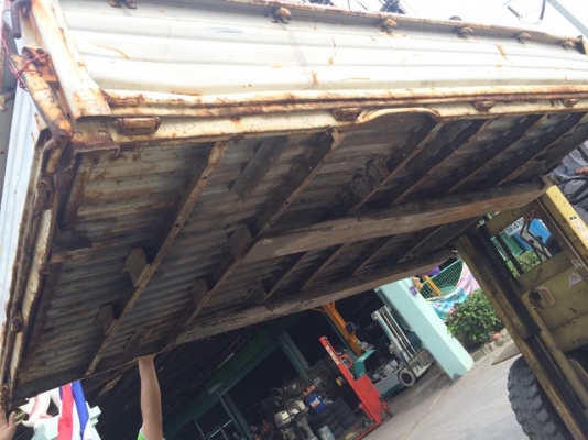 ขายกะบะลอย เปิด3ด้าน กว้าง1.64เมตร ยาว 2.45 เมตร เก่าญี่ปุ่น มีคราบสนิม แต่ไม่ผุนะครับ ทำสีใหม่ใช้งานได้อีกนานครับ  สนใจดูของพระราม2