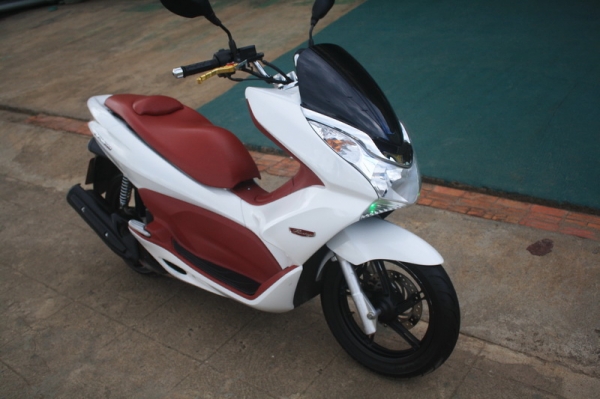 __PCX150 สีขาวแดง สภาพสวย 45,000 ฿__