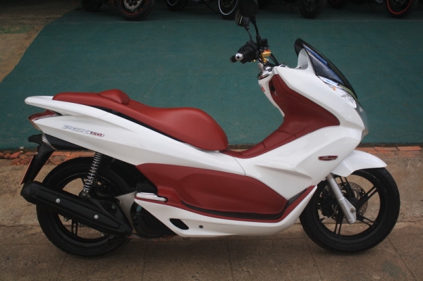 __PCX150 สีขาวแดง สภาพสวย 45,000 ฿__