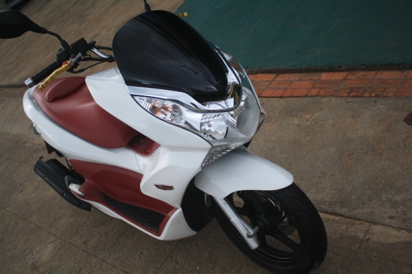 __PCX150 สีขาวแดง สภาพสวย 45,000 ฿__