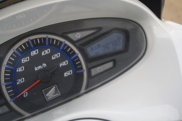 __PCX150 สีขาวแดง สภาพสวย 45,000 ฿__