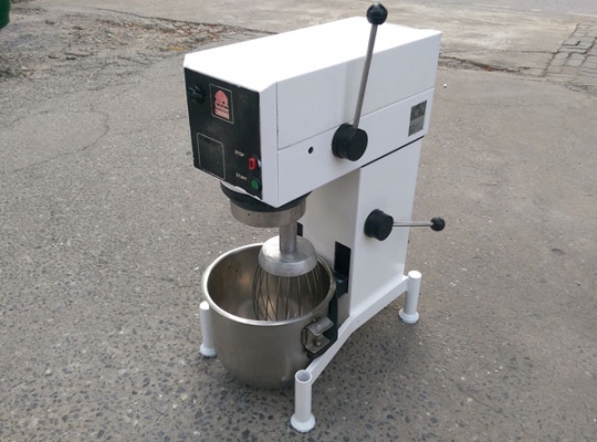 ขายเครื่องตีแป้ง ตีไข่ 3 หัว ยี่ห้อ Varimixer BEAR รุ่น RN20 ของเดนมาร์ค ขนาด 20 ลิตร ใช้ไฟ 220V  ใช้งานได้ดี ปรับสปีดได้ตามต้องการ  ราคาตลาดประมาณ 85000 บาท ต้องการขายราคาถูก --ต้องก