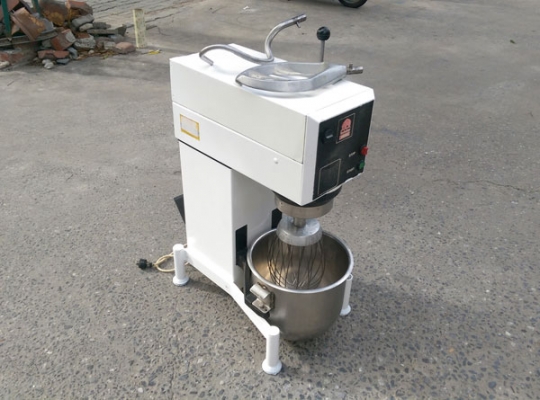 ขายเครื่องตีแป้ง ตีไข่ 3 หัว ยี่ห้อ Varimixer BEAR รุ่น RN20 ของเดนมาร์ค ขนาด 20 ลิตร ใช้ไฟ 220V  ใช้งานได้ดี ปรับสปีดได้ตามต้องการ  ราคาตลาดประมาณ 85000 บาท ต้องการขายราคาถูก --ต้องก